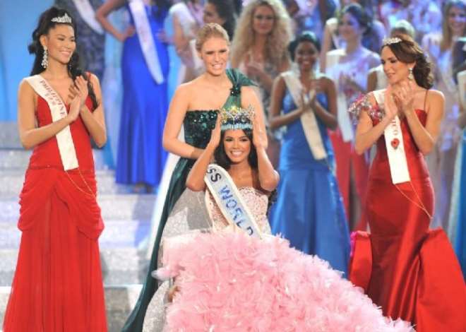 MISS WORLD BEING CROWNED WITH RUNNERS UPS AROUND