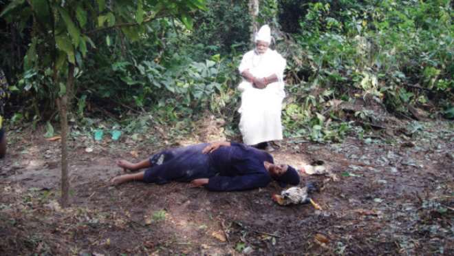 Aramotu (Idiat Shobande) and Oluawo (Peter Fatomilola) in the heroine’s death scene.