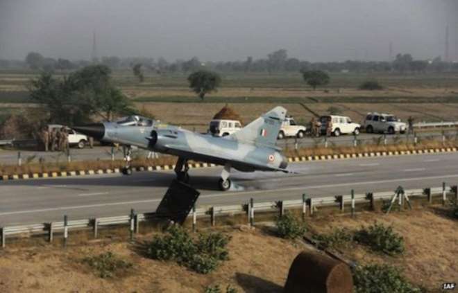 India fighter jet lands on highway