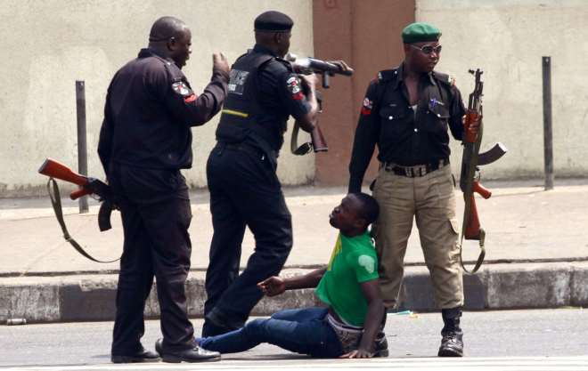 The Ademola Daramola seen here being manhandled by Policemen led by DPO Segun Fabunmi