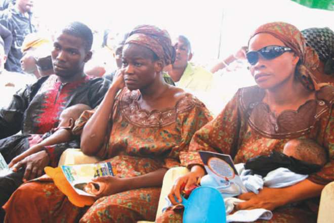 •Wives of the late Ishola Durojaiye during the burial
