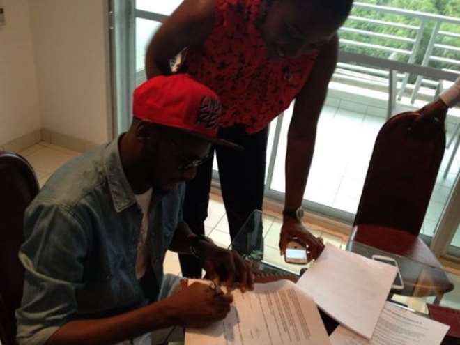 2Face putting pen to paper