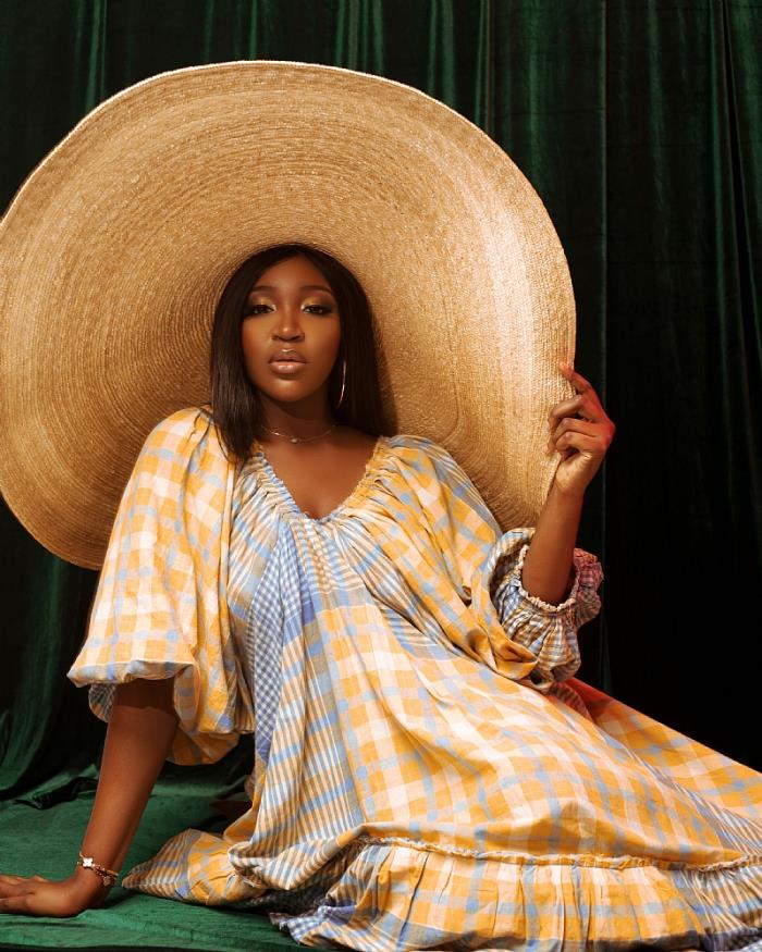 idia in aura magazine 3